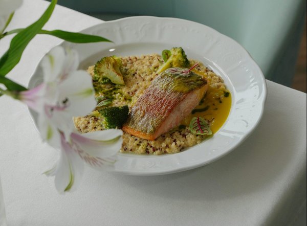 What Techniques Ensure a Crispy and Juicy Southern Cornmeal-Crusted Catfish?